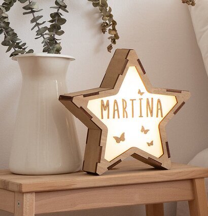 Bokstavslampa LED Star från Vintiun på ett ljust träbord