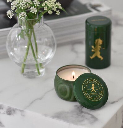 Bild av doftljus i elegant och harmonisk miljö