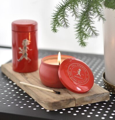 Bild av doftljus med kanel och apelsin på träbricka