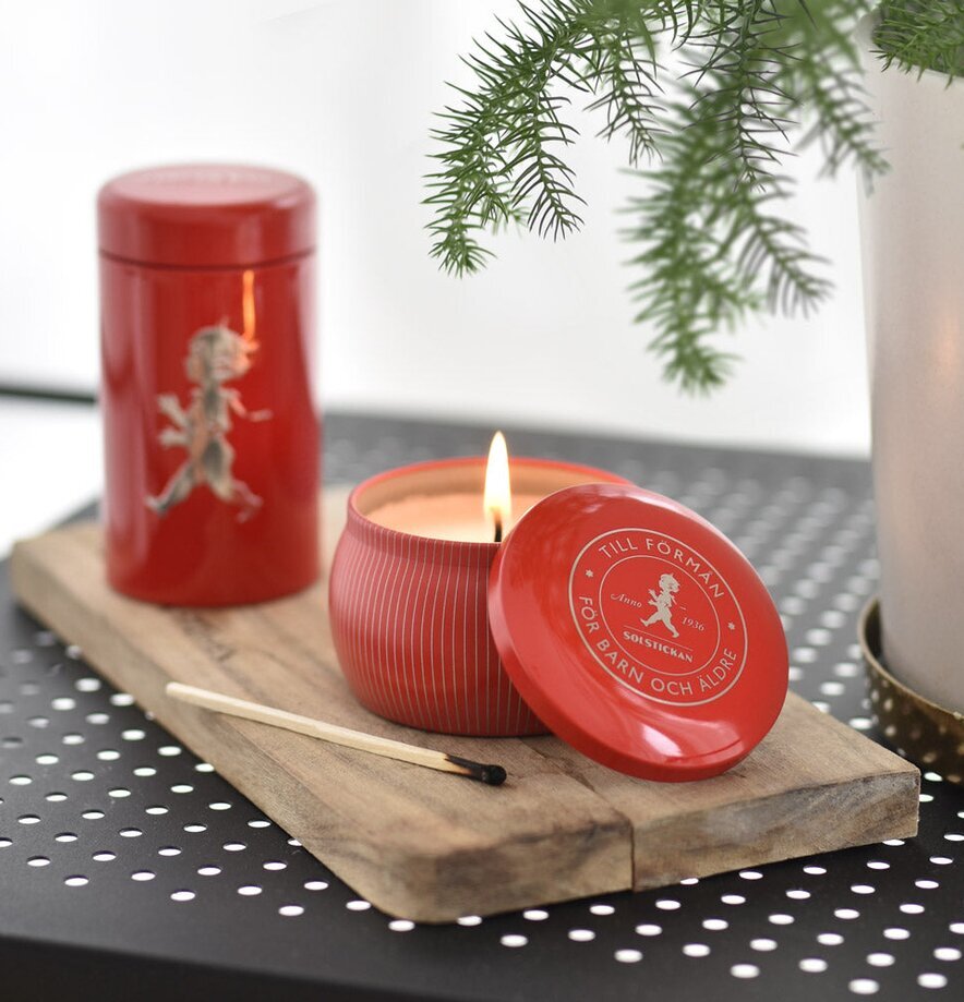 Solstickan Doftljus Kanel & Apelsin i röd metallbehållare