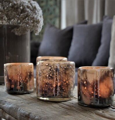 Bild av harmonisk inredning med ljuslyktor i fokus