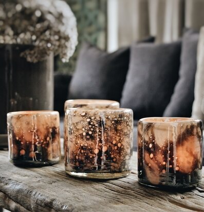 Bild av dekorativa ljuslyktor i harmonisk inredning