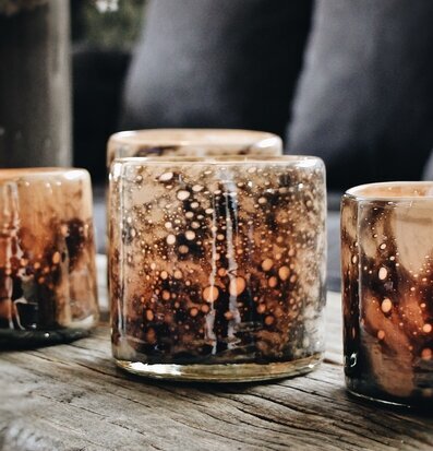 Bild av dekorativa ljushållare i bärnstensglas