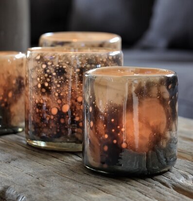 Bild av dekorativa ljushållare i varm atmosfär