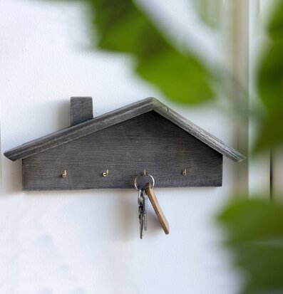 Foto av charmig hängare i mörkt trä med krokar