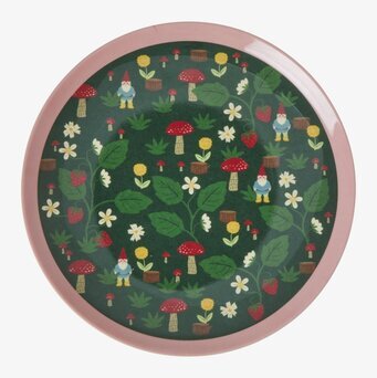 Bild av en rund desserttallrik med sagoskogsmotiv