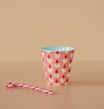 Bild av färgglad mugg med tomtemotiv och polkagris