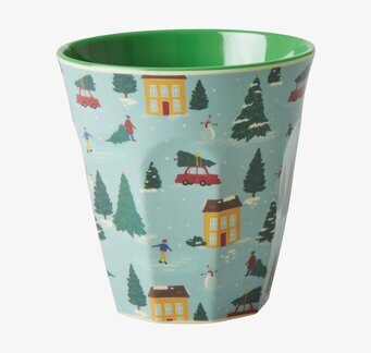 Bild av färgglad mugg med vinterlandskap och julmotiv