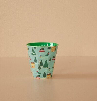 Bild av melaminmugg med vinterdesign och färgkontrast