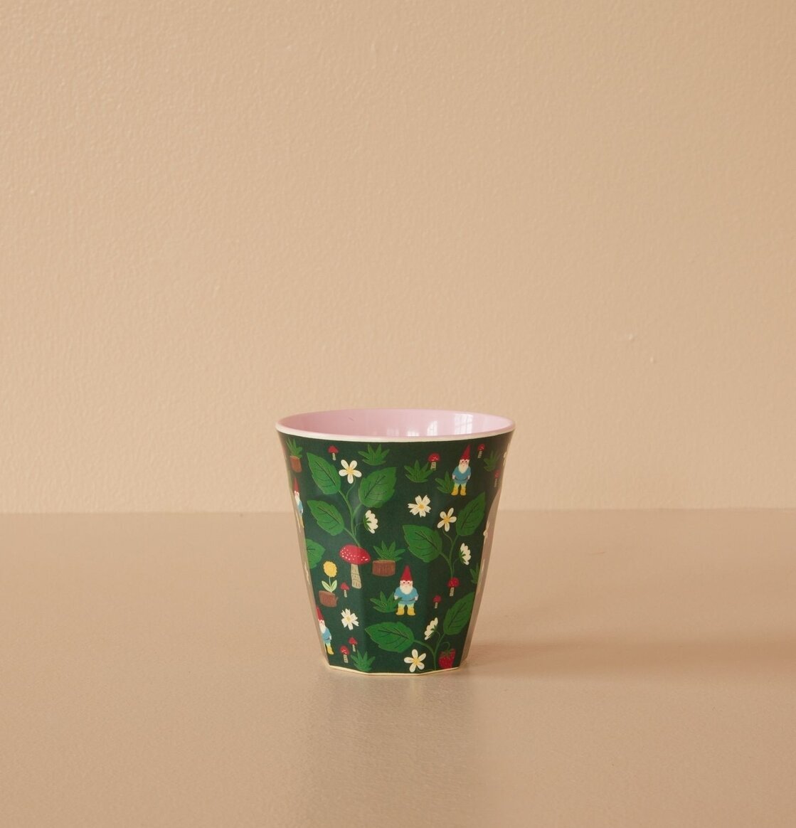 Melaminmugg Forest Gnome Print från Rice med skogstomtar