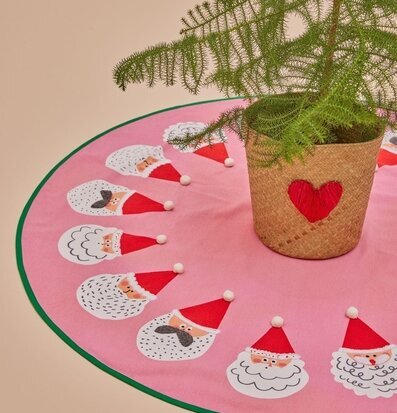 Bild av julgransmatta med tomtemotiv och rosa nyans