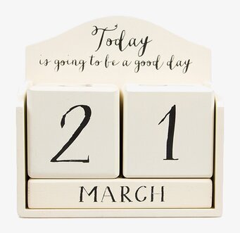 Bild av stilren, minimalistisk träkalender med positiv text