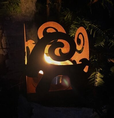 Bild av stämningsfull utomhusmiljö med marschallhållare