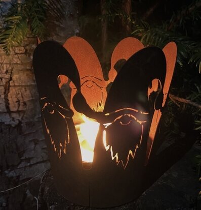 Bild av stämningsfull marschallhållare i trädgård