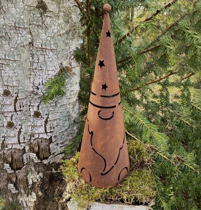 Bild av dekorativ konformad tomtelykta i vintermiljö