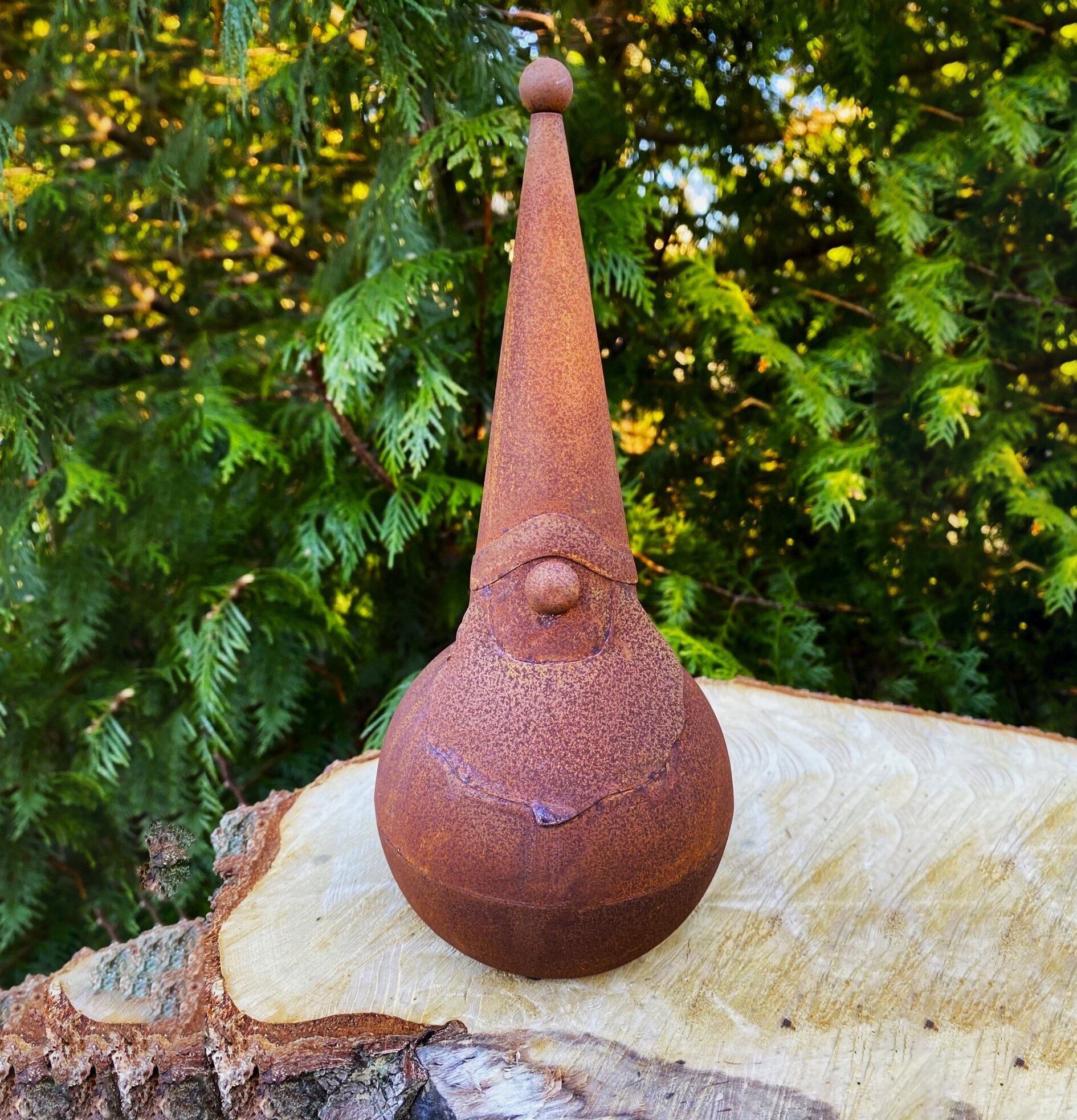 Tomtenisse Rost från Lind Decoration på träplatta i grönska