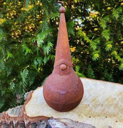 Bild av dekorativ tomtefigur i naturlig miljö