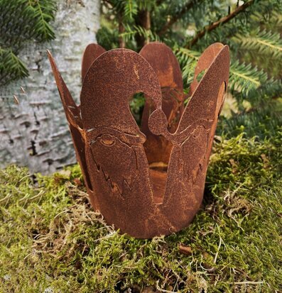 Bild av rustik ljuslykta med tomtenissar i naturen