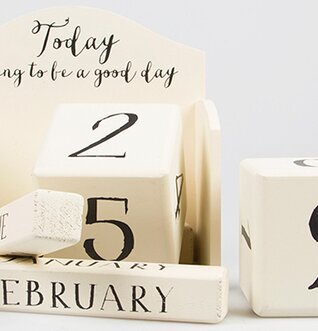 Bild av stilren kalender med justerbara datumkuber