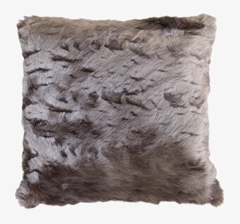 Foto av kudde med mjukt pälsliknande tyg i bruna toner