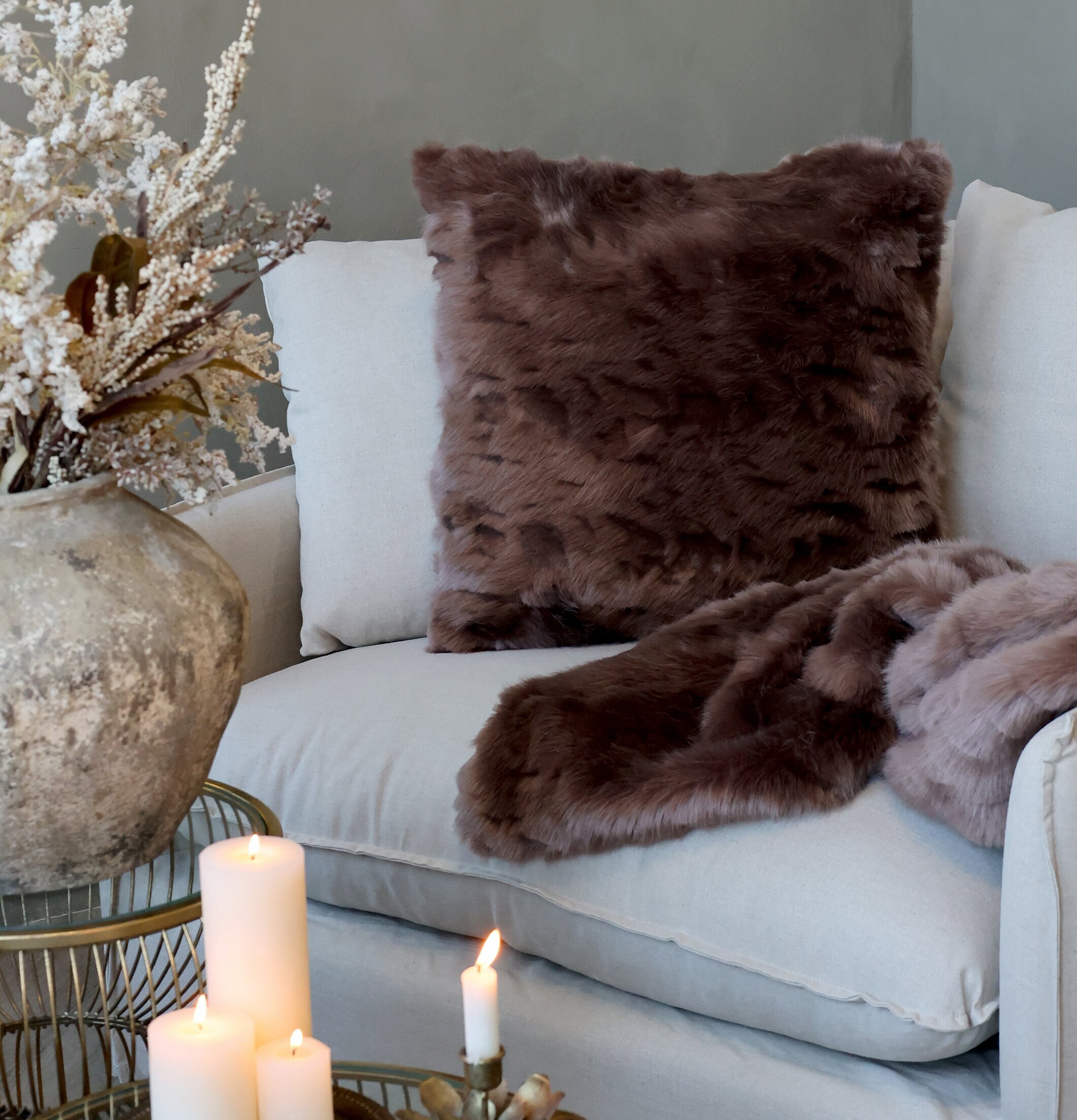 Kudde Antique Chocolate från Chic Antique på ljus soffa