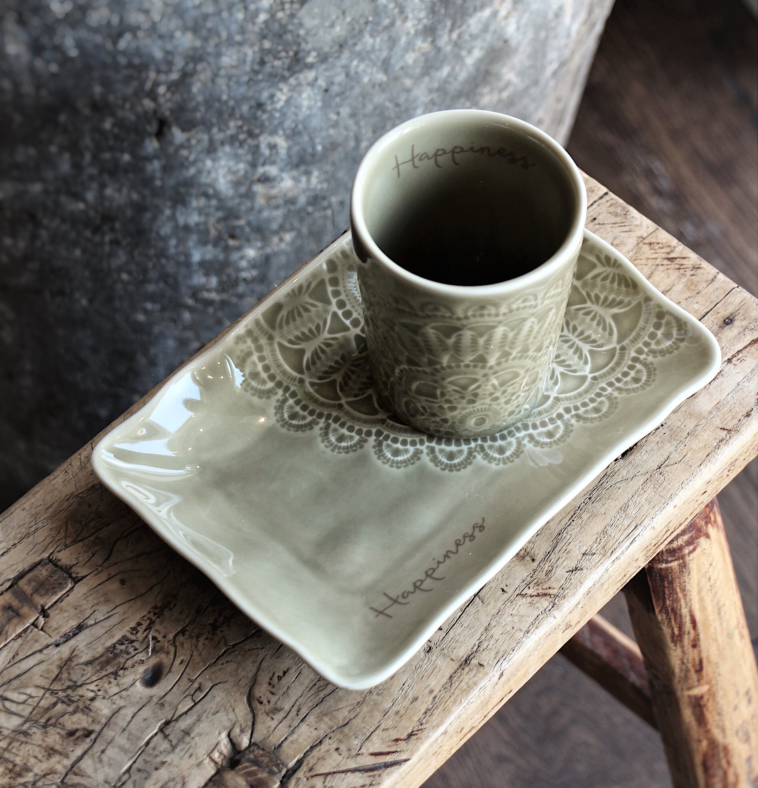 Assiett/Fat Happiness Sage från Majas Cottage på träbord