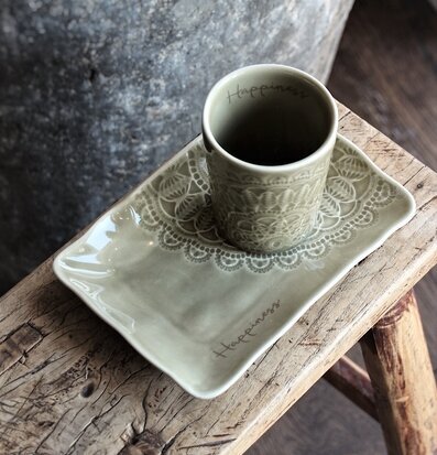 Bild av dekorativt fat och mugg i harmonisk miljö