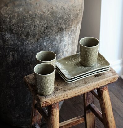 Bild av harmonisk uppställning med gröna porslinsdetaljer