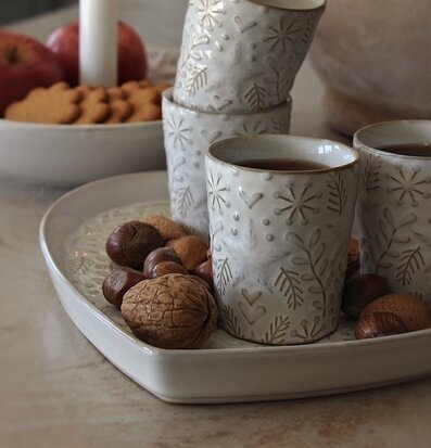 Foto av vintermysig dukning med hjärtfat och muggar