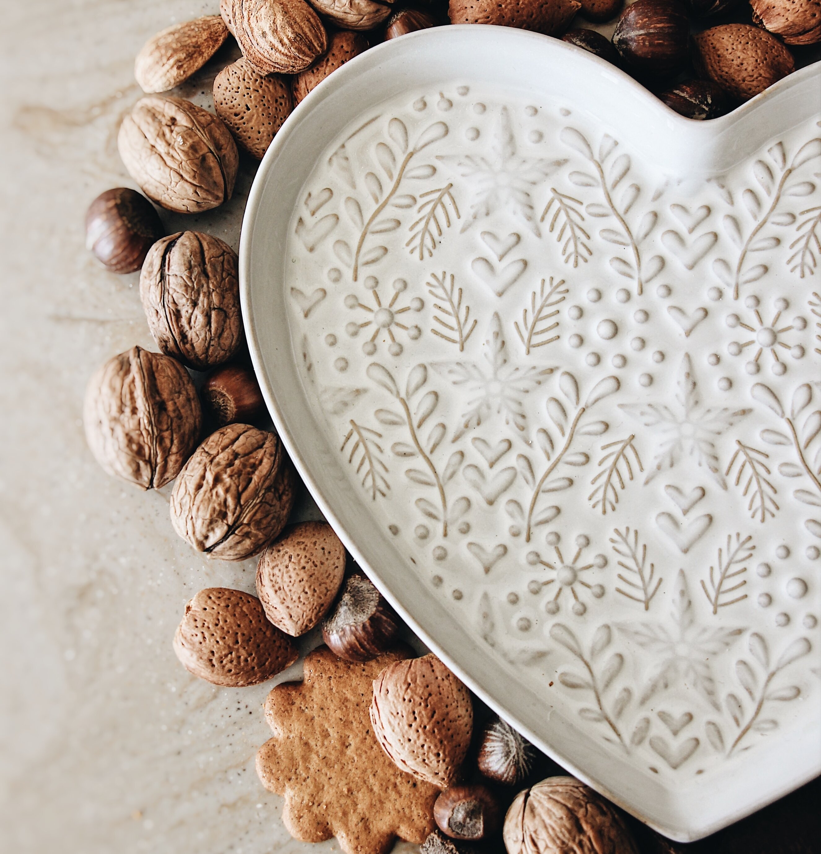 Bild av hjärtformat fat med vintermotiv och nötter