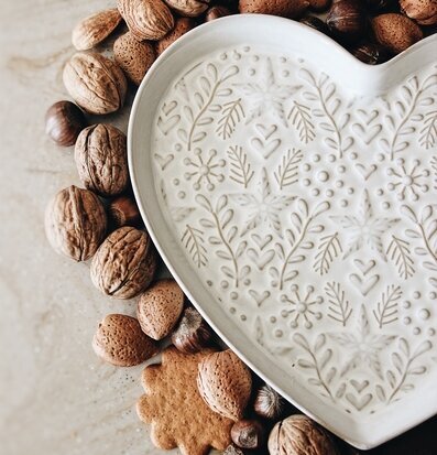 Bild av hjärtformat fat med vintermotiv och nötter