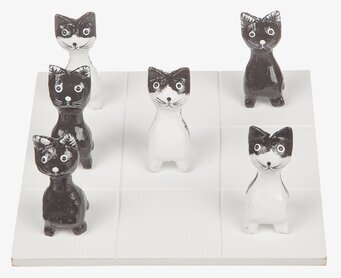 Bild av charmigt tre-i-rad med kattfigurer i trä