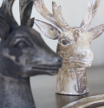 Bild av träskulpturer: Rustik charm och naturkänsla