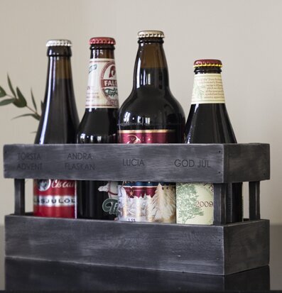 Bild av grå trälåda för adventsflaskor och dekoration