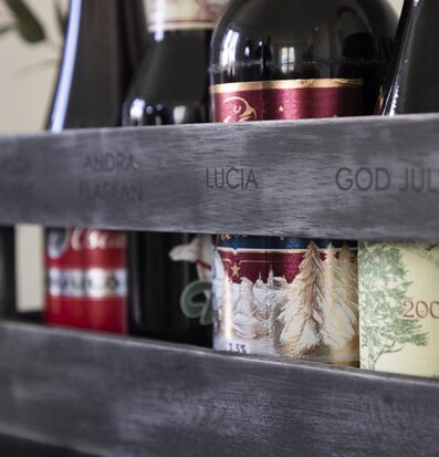 Foto av stilren grå adventslåda med juldekorationer