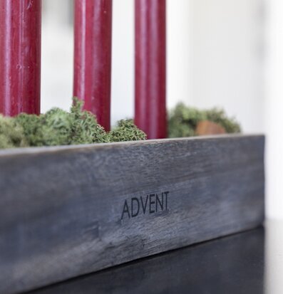 Bild på elegant adventsljusstake med mossa och ljus