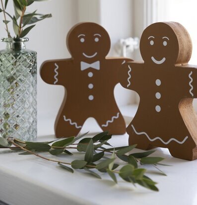 Foto av pepparkaksfigurer och elegant fönsterbräde