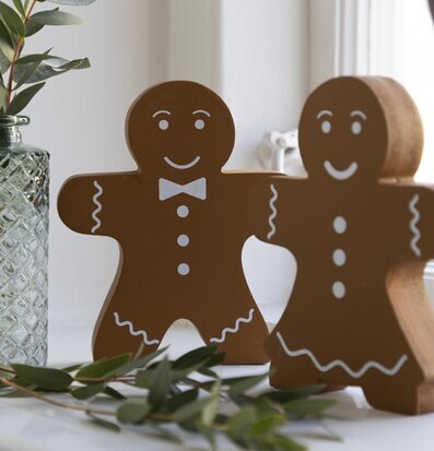 Foto av dekorativa pepparkaksfigurer på fönsterbräda
