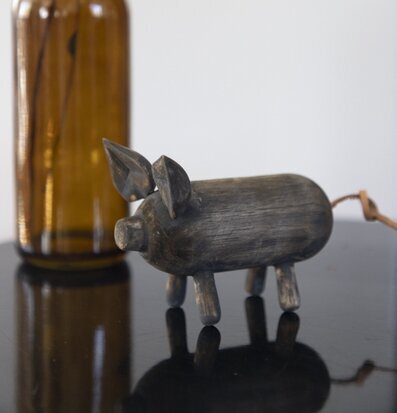 Bild av stilren inredningsdetalj med trä och glas