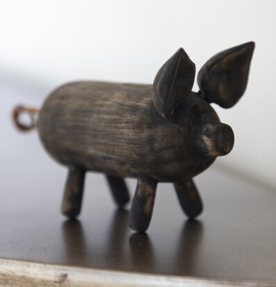 Bild av handgjord trägris med rustik och naturlig stil