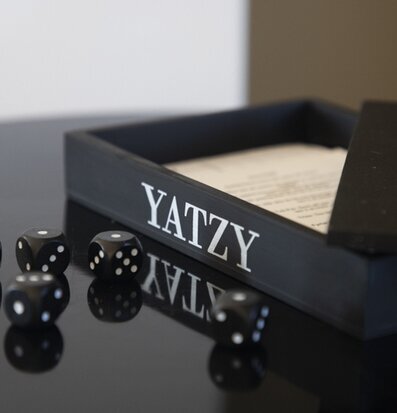 Bild av stilrent Yatzy-set med minimalistisk design