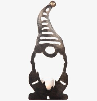 Bild av stiliserad tomte ljuslykta i hamrad plåt