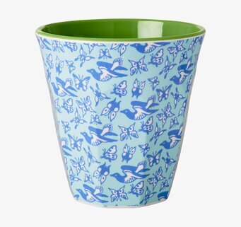 Bild av mugg med fåglar och fjärilar i färgglatt mönster