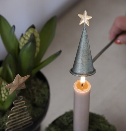 Ljussläckare Gran från Different Design i julig miljö