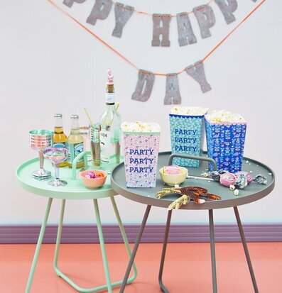 Bild av festligt arrangemang med färgglada detaljer