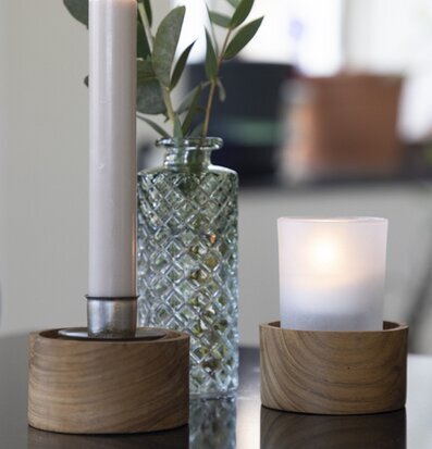 Bild av harmonisk inredning med ljus och naturmaterial