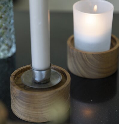 Foto av elegant interiör med teak och glasdetaljer