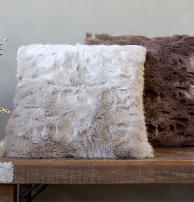 Bild av inbjudande interiör med kuddar och dekorationer