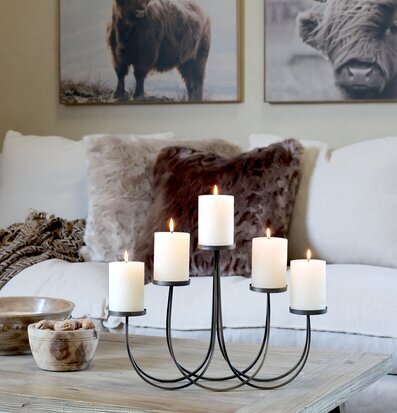 Foto av stilrent rum med rustikt soffbord och ljusstake