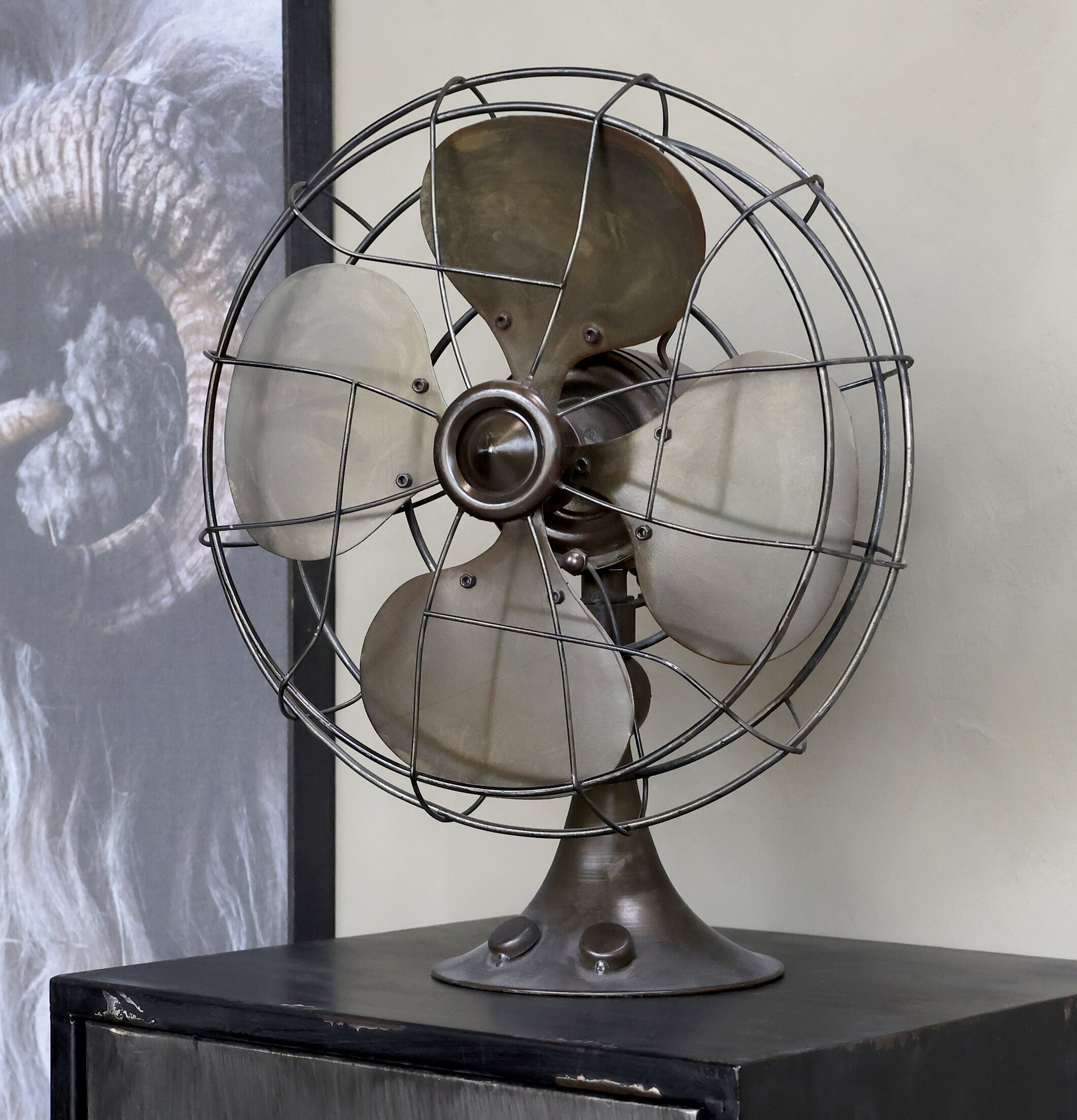 Fläkt Deco Antik Mässing från Chic Antique på rustik pall